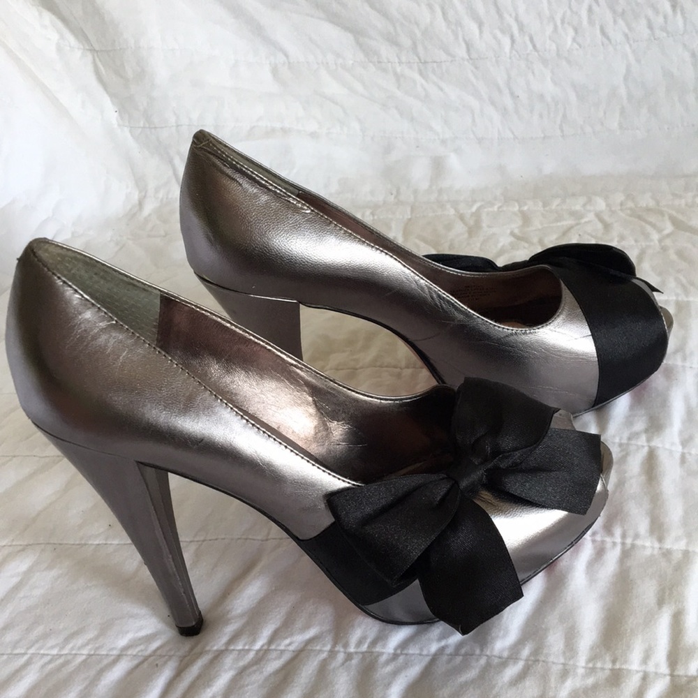 Peep toe satin bow pumps